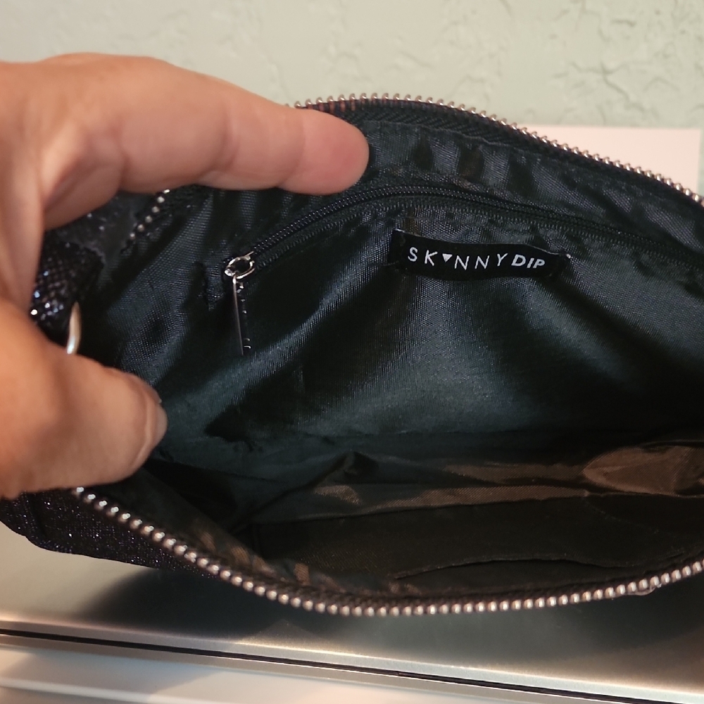Black and Gold Shoulder Bag with Structured Design - Picture 4 of 4